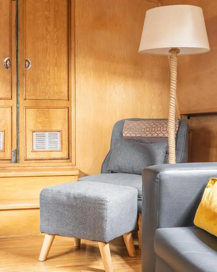 Edinburgh - Houseboats Hotel Botel