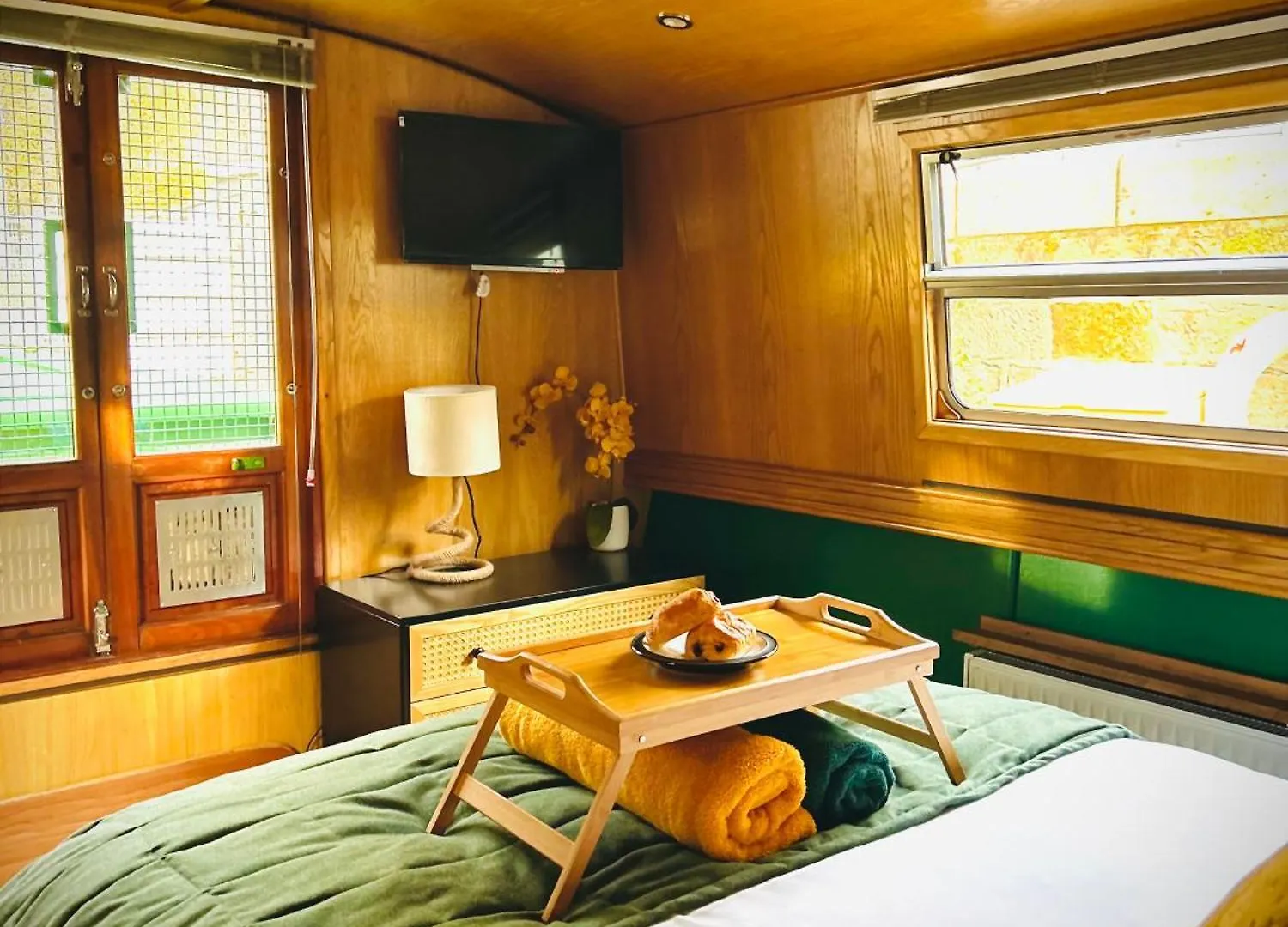 Edinburgh - Houseboats Hotel Botel