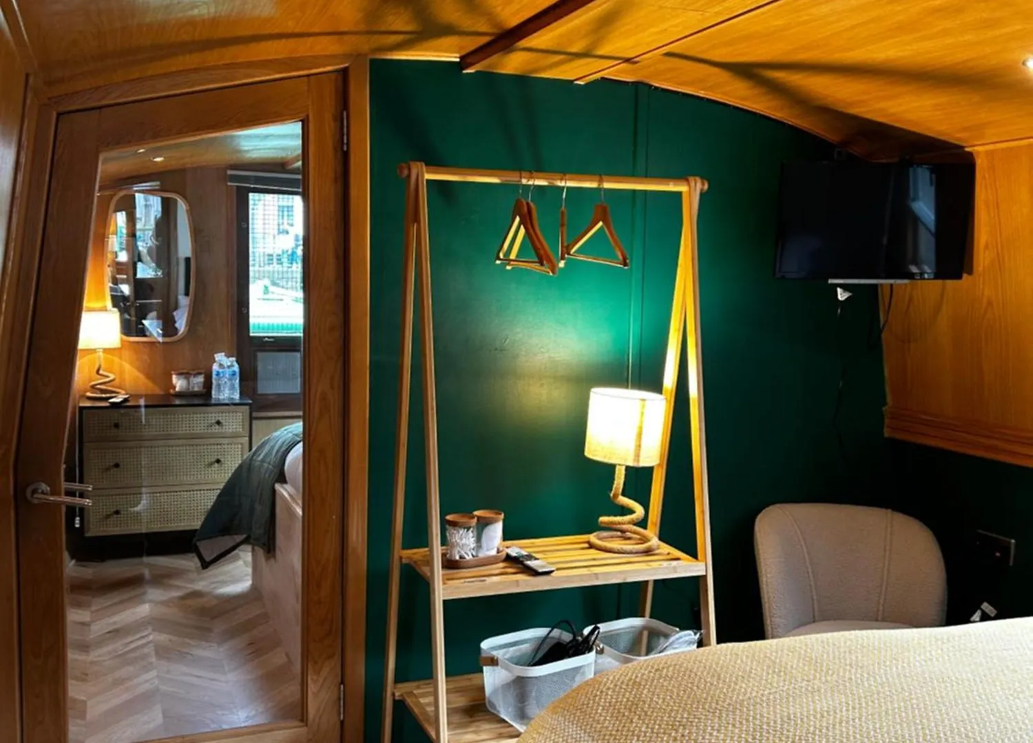Edinburgh - Houseboats Hotel Botel