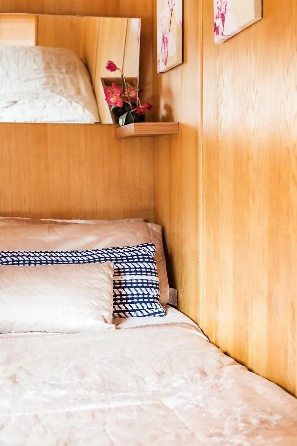 Edinburgh - Houseboats Hotel