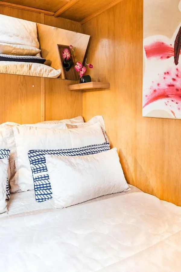 Edinburgh - Houseboats Hotel Botel
