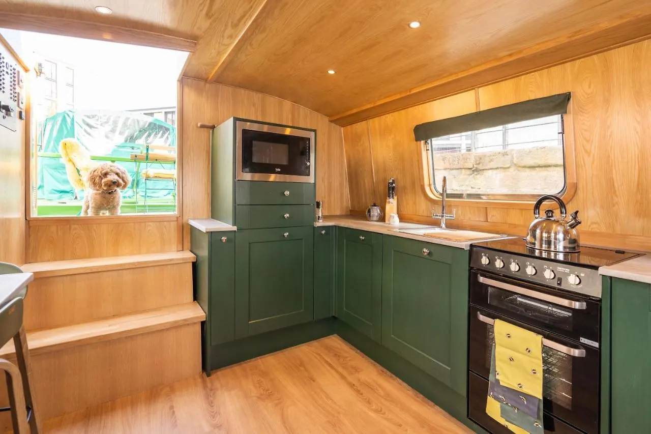 Botel Hotel Edinburgh - Houseboats