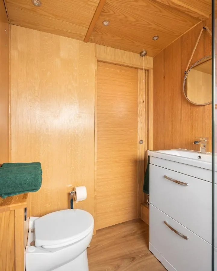 Botel Hotel Edinburgh - Houseboats