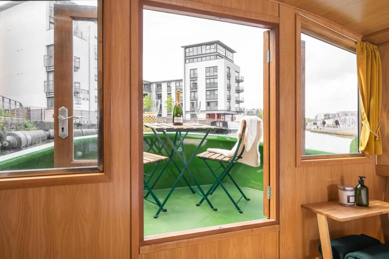 Botel Hotel Edinburgh - Houseboats