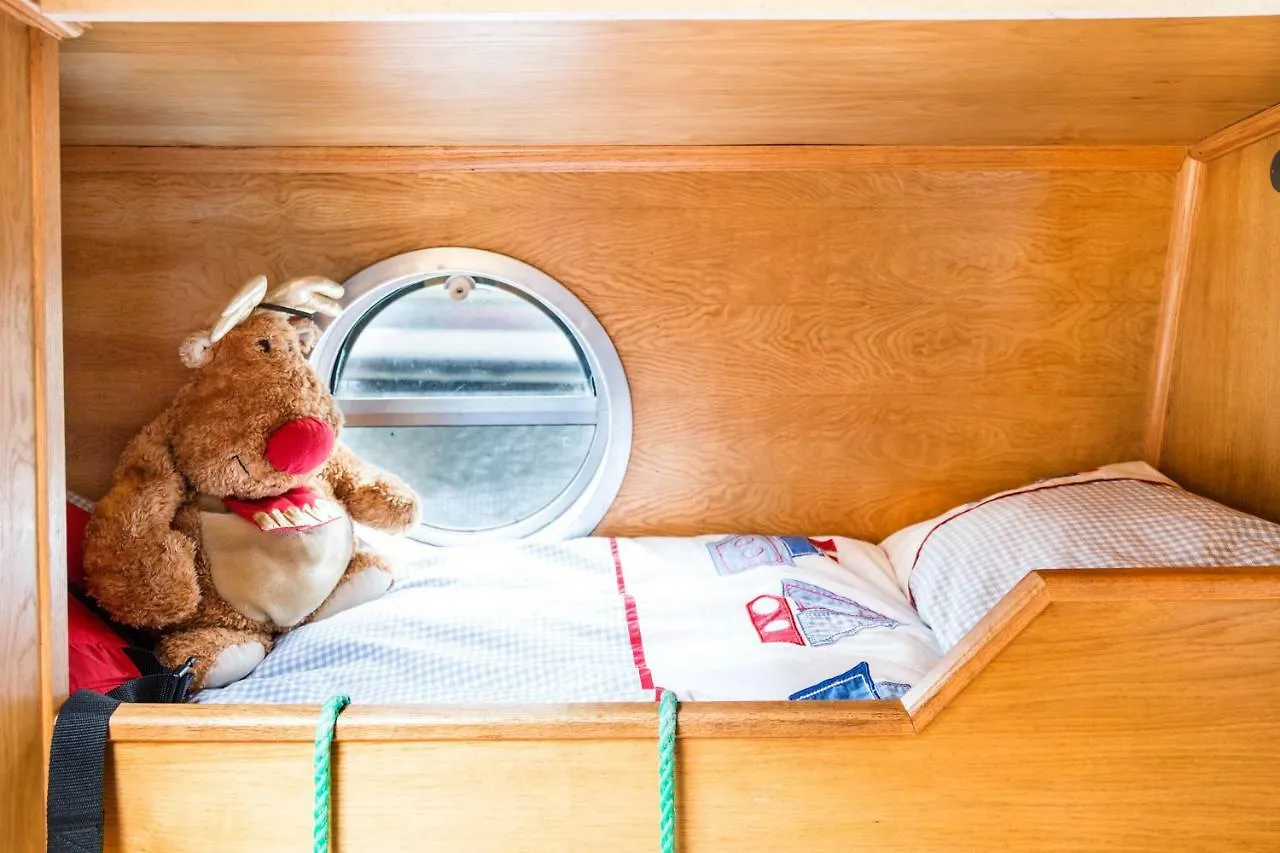 Botel Hotel Edinburgh - Houseboats
