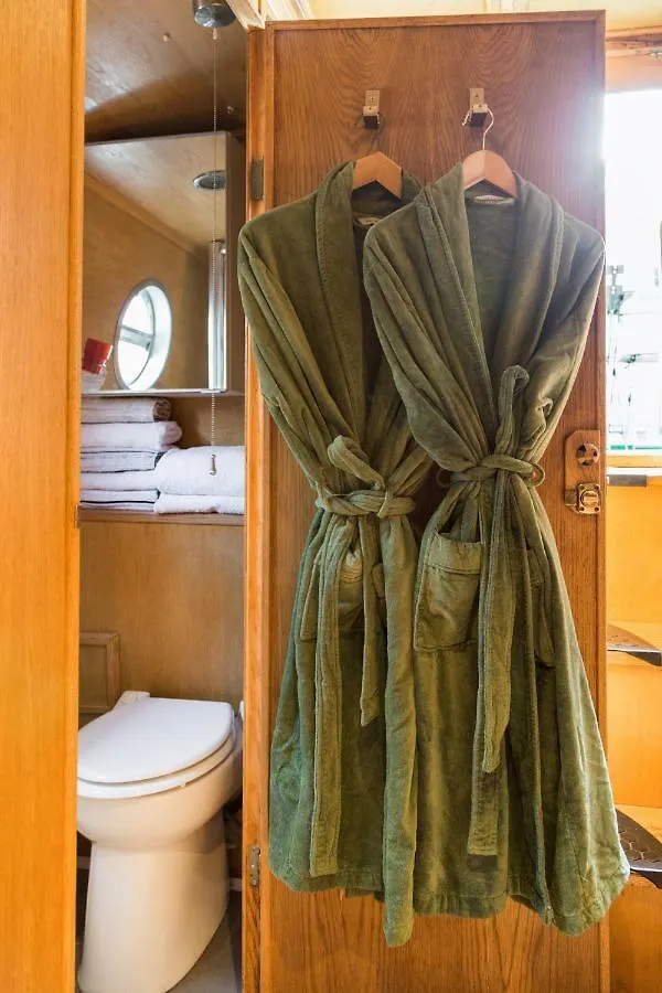 Botel Edinburgh - Houseboats Hotel